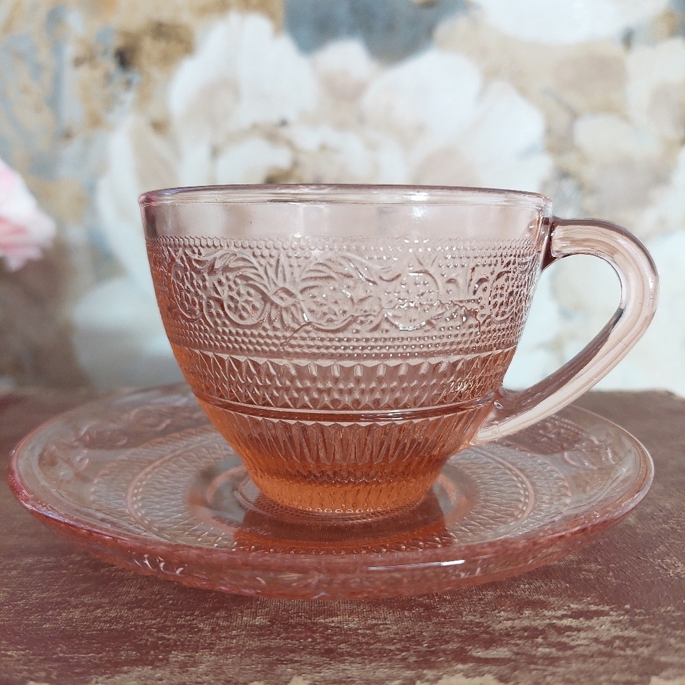 KIG Pink Fleur-de-Lis Trellis Glass Tea Cup and Saucer